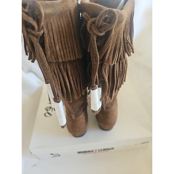 MINNETONKA,S 5 TYLE #1688, LADIES , BROWN SUEDE 2 LAYER FRINGED MID-CALF BOOTS . - Picture 5 of 9